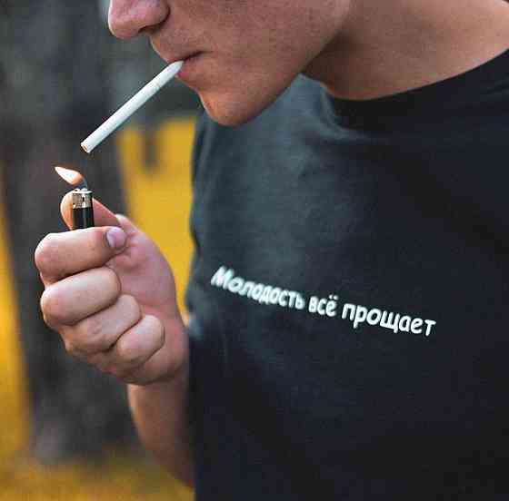 Чорна чоловіча футболка з написом - Молодість все Простий Чернівці