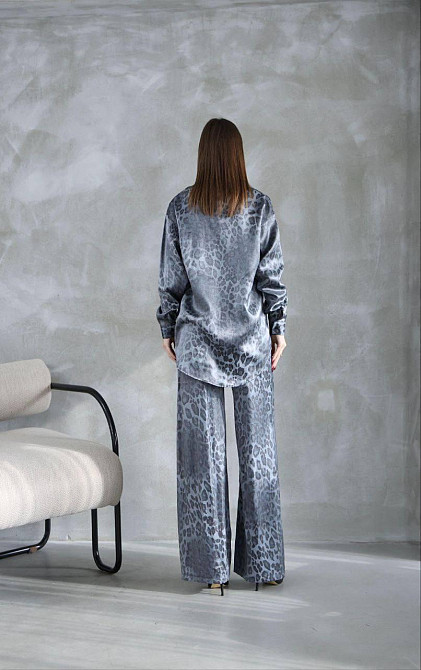 Жіночий легкий прогулянковий леопардовий костюм-двійка: сорочка та штани Сірий, 48 Одеса - фото 4