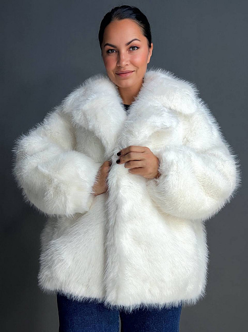 Шуба жіноча Fancy Matinee 5902 оверсайз з кишенями біла, білий, M Київ - фото 11