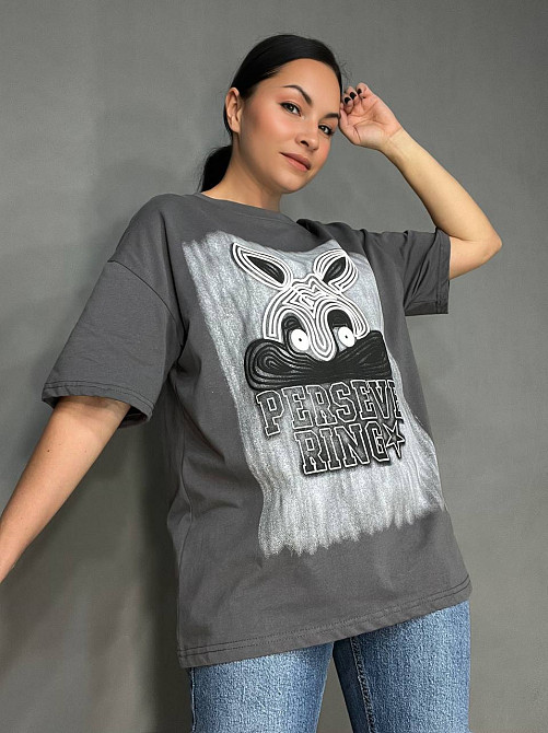 Футболка жіноча YIGOU 23 напис малюнок кролик оверсайз подовжена one size, графіт, one size Київ - фото 1