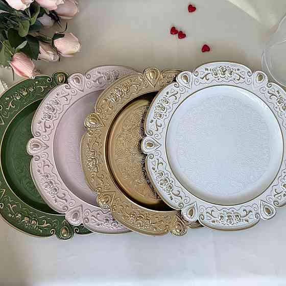 Набор тарелок пластиковых круглые,2 шт для сервировки стола 33 см, подставные, многоразовые,белые с золотистым узором Каменец-Подольский