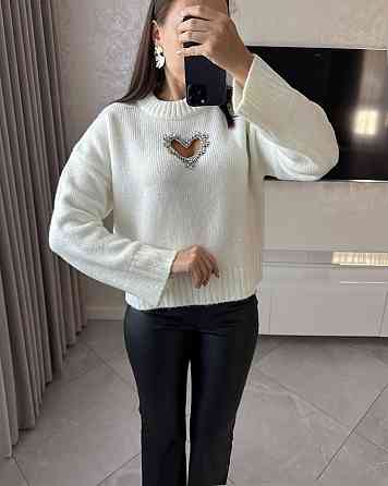 Жіночий светр оверсайз крою з вирізом у вигляді серця з камінцями машинна вʼязка Одеса
