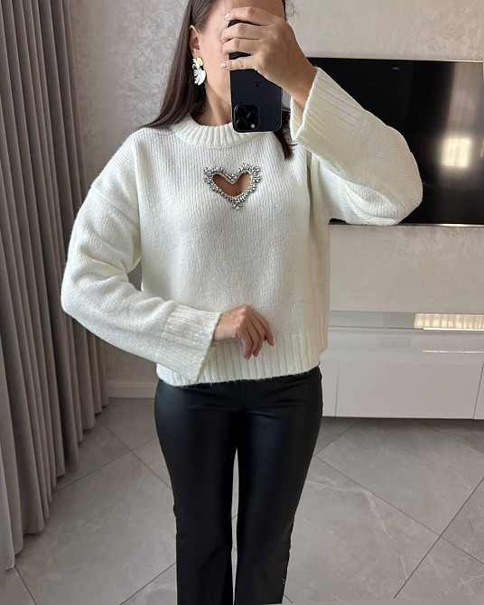 Женский свитер оверсайз кроя с вырезом в виде сердечка с камушками машинная вязка Одесса - изображение 1