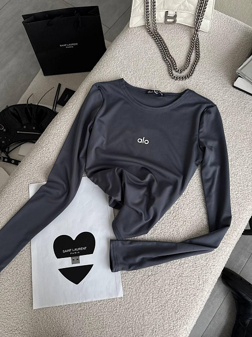 Стильный женский базовый лонгслив с надписью и вырезом под пальчик микродайвинг Графит Одесса - изображение 3