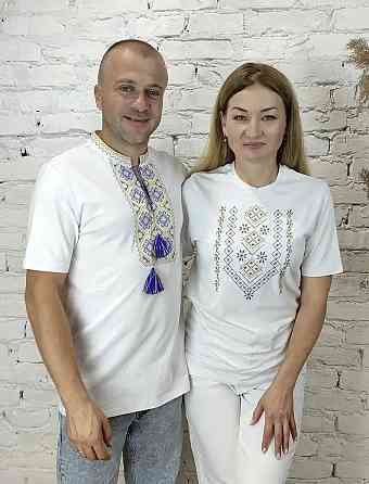 Женская белоснежная вышиванка - футболка с желто голубым орнаментом Киев