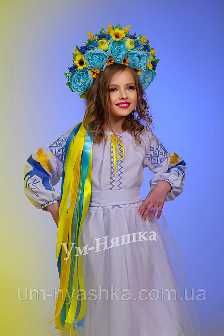 Детское вышитое платье с ласточками 