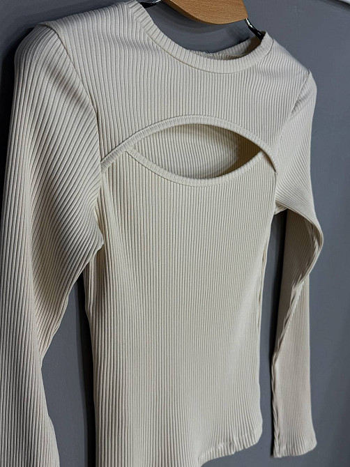 Лонгслів жіночий ITAKA 5370 гольф з акцентним вирізом на груді в рубчик, молочний, one size Київ - фото 19