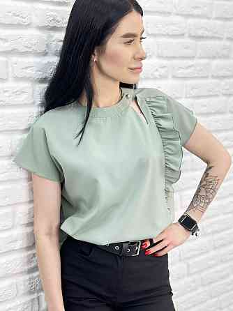 Женская блузка с оборкой 