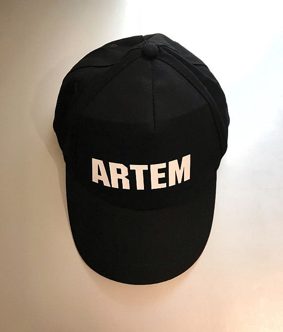 Чорна кепка з Вашим ім'ям Чернівці - фото 1