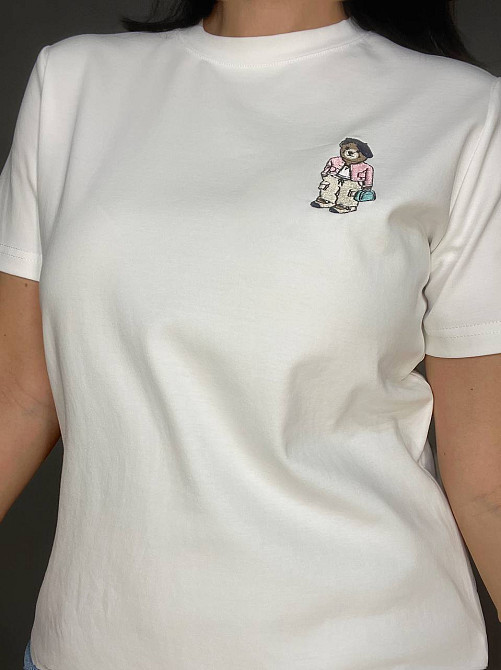 Футболка жіноча A-N 26001 базова однотонна з невеликою вишивкою ведмедик попереду середня довжина one size, білий, one size Київ - фото 10
