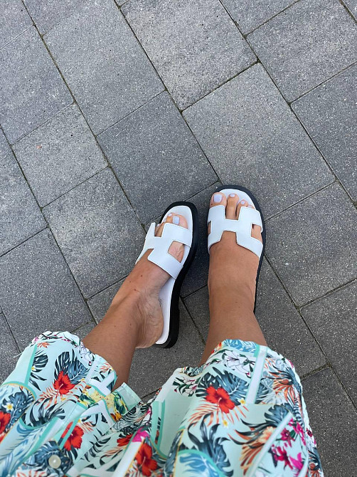 GREMMY Стильні жіночі шкіряні білі шльопанці на плоскій чорній підошві GREMMY 727 р. 36-40 39 Коломыя - изображение 1