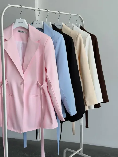 Женская куртка с ремнём и плечами — это базовый пиджак для стильного образа Одесса - изображение 13