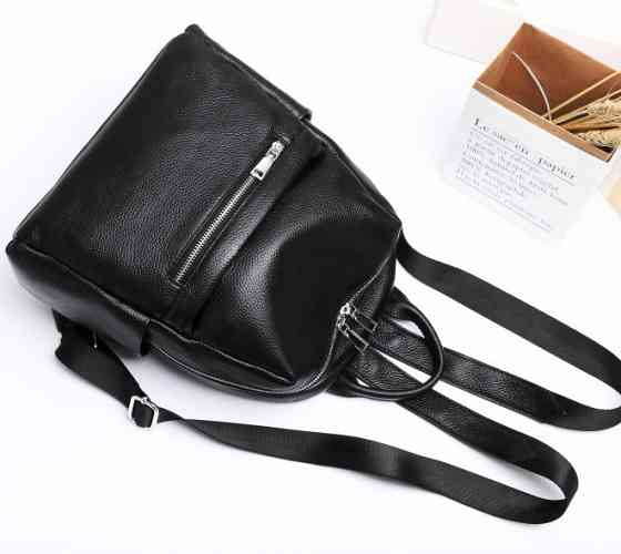 Чорна жіноча шкіряна сумка-рюкзак з відділами для гаджетів Київ