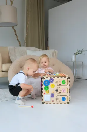 Бізікуб із фанери без фарби Бізікуб 30*30*30 Розвивальний дитячий куб Бізіборд Київ