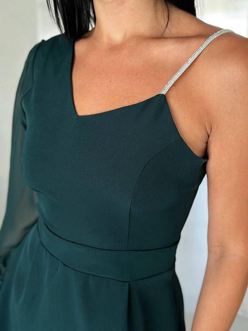 Женское праздничное мини платье на одно плечо костюмка с шифоновыми рукавами Изумрудный, 44 Одесса - изображение 2