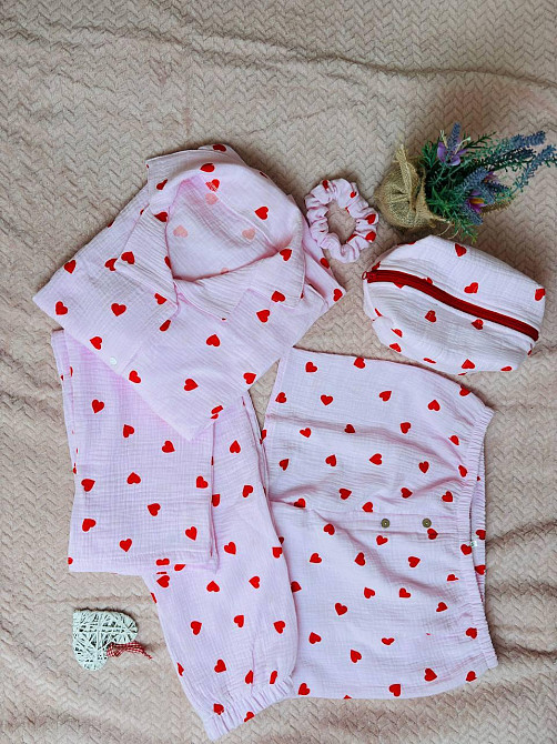 Подарочный бокс Женская муслиновая пижама (рубашка + штаны) мужские шорты-трусы, косметичка и резинка в подарок в красные сердечки 56, 56 Каменец-Подольский - изображение 6