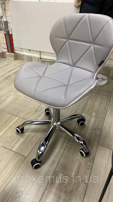 Офисное кресло для работы за компьютером B-531 ортопедическое кресло для дома и офиса бело серое Мостиска - изображение 1