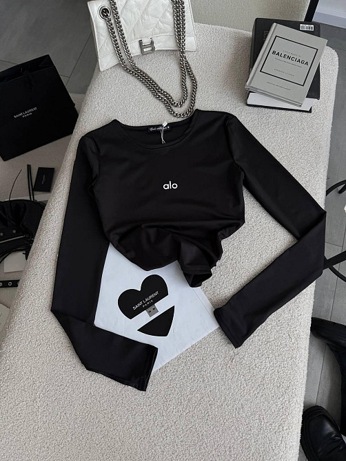 Жіночий стильний базовий лонгслів з надписом та вирізом під пальчик мікродайвінг Одеса - фото 1