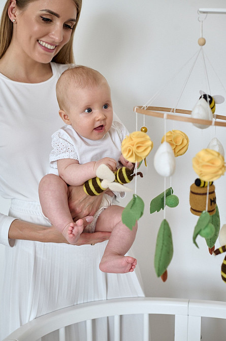 Дитячий музичний мобіль на ліжечко для немовлят WooolyWool «Бджілки» з 35 мелодіями Київ - фото 1