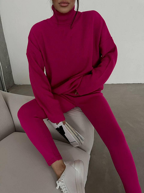 Женский прогулочный оверсайз костюм: свитер в рубчик оверсайз и лосины с эффектом утяжки вязка Малина Одесса - изображение 3