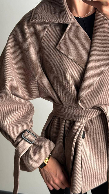 Женское трендовое пальто с двубортной застежкой на пуговицы и поясом Одесса - изображение 8