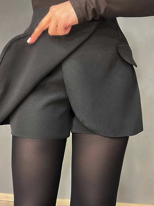 Шорти жіночі Ariadna 2426 короткі зі спідницею на запах попереду гудзики чорні, чорний, XS Київ - фото 2