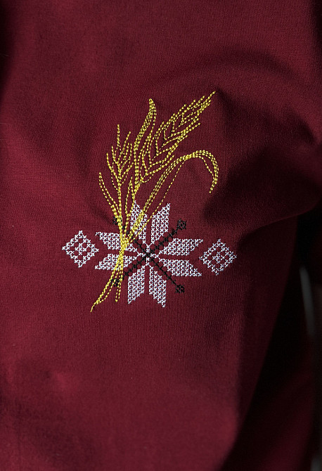 Женская неповторимая вышитая футболка вышиванка бордовая с нежным орнаментом Киев - изображение 3