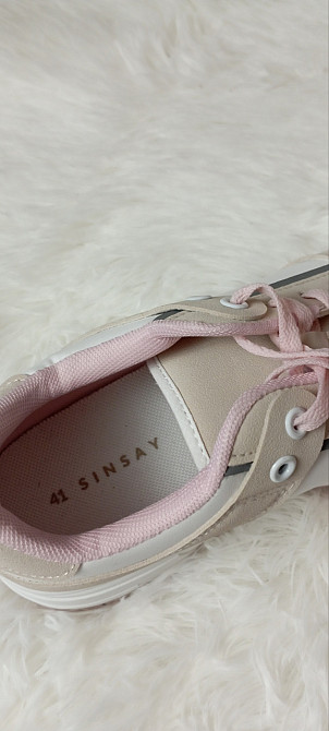 Стильні жіночі кросівки Sinsay на платформі — бежево-білі з рожевими акцентами 41 розмір Київ - фото 4