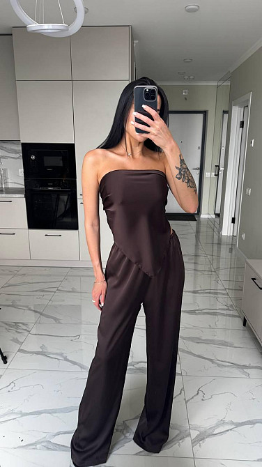 Женский трендовый легкий костюм двойка: топ-бандо и широкие брюки дабл шелк Шоколад Одесса - изображение 5