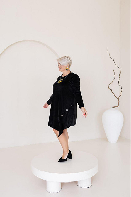 Женское стильное короткое платье батал из королевского велюра Одесса - изображение 6