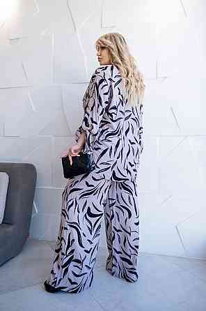 Свободный костюм с вырезом на спине 