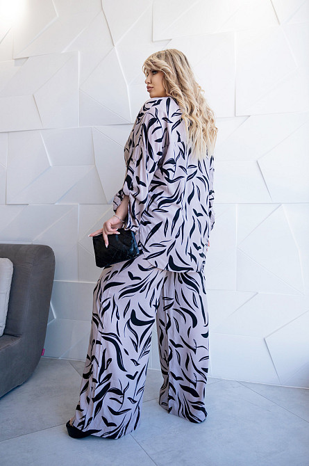 Свободный костюм с вырезом на спине 