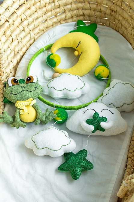 Дитячий мобіль на ліжечко для немовлят ручної роботи WooolyWool «Жабеня» Київ - фото 9