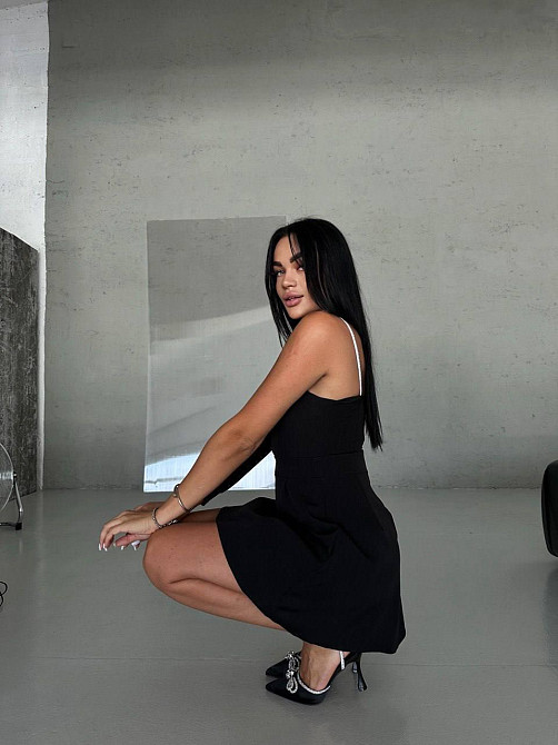 Женское праздничное мини платье на одно плечо костюмка с шифоновыми рукавами Черный, 46 Одесса - изображение 2