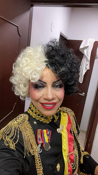 Коротка жіноча кучерява перука Круелла Де Віль Чорно-біла, термостійка, на Хелловін, косплей, корпоратив Topcosplay Київ - фото 6