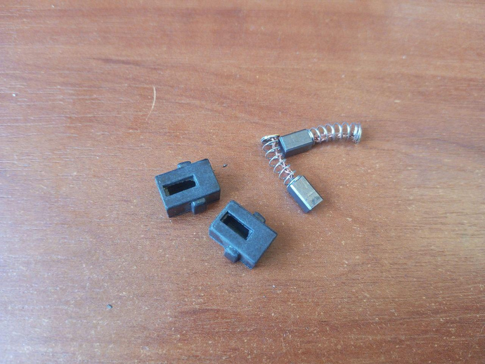 Щеткодержатель со сщетками Шлифмашины Parkside PMFS 200 C3 Полтава - изображение 1