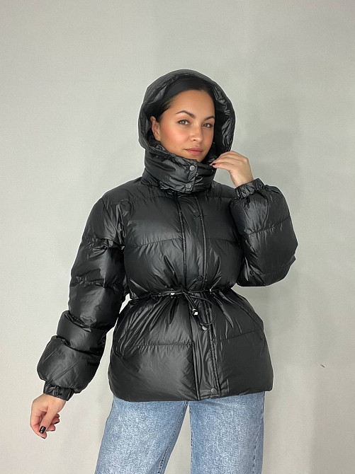 Куртка жіноча Fashion 2401 глянцева подовжена з капюшоном пояс шнурок чорна, чорний, L Київ - фото 17