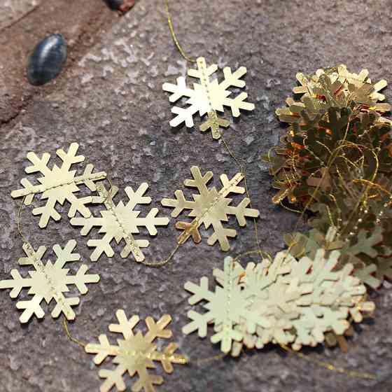 Гирлянда из снежинок новогодняя на нитке 4 м 5 см золотистый Киев