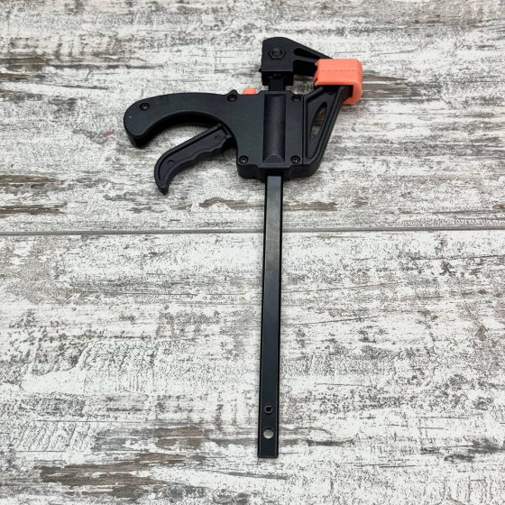 Быстрозажимная F-образная струбцина 4
