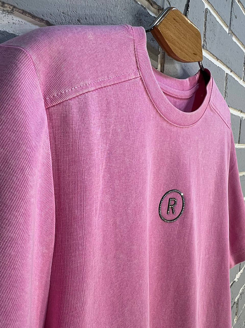 Футболка жіноча A-N 02517 варена аплікація літера "R" з камінців попереду середньої довжини one size, рожевий, one size Київ - фото 16