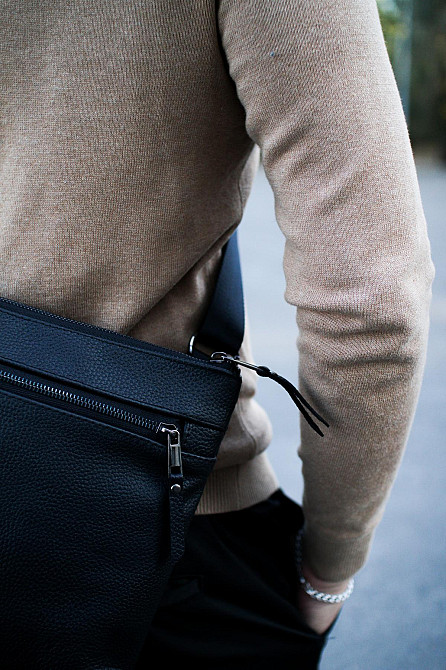 Сумка-мессенджер із натуральної зернистої шкіри, чоловіча сумка через плече (Чорна) Суми - фото 6