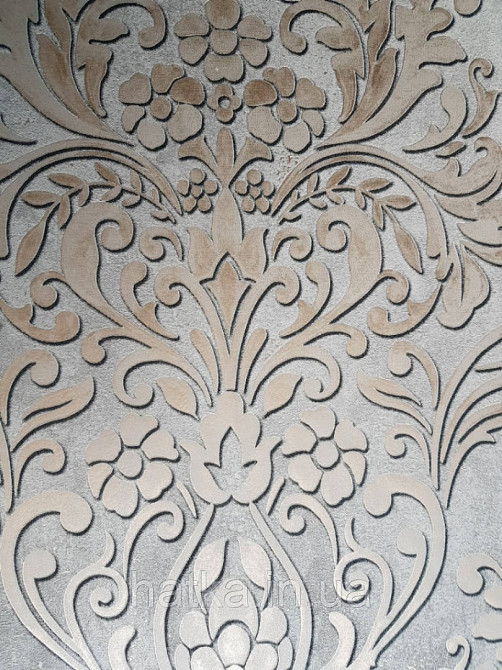 Шпалери вінілові на флізелін Marburg City glam 32305 метрові вензелі завитки золотом на сірому під штукатурку Київ - фото 1
