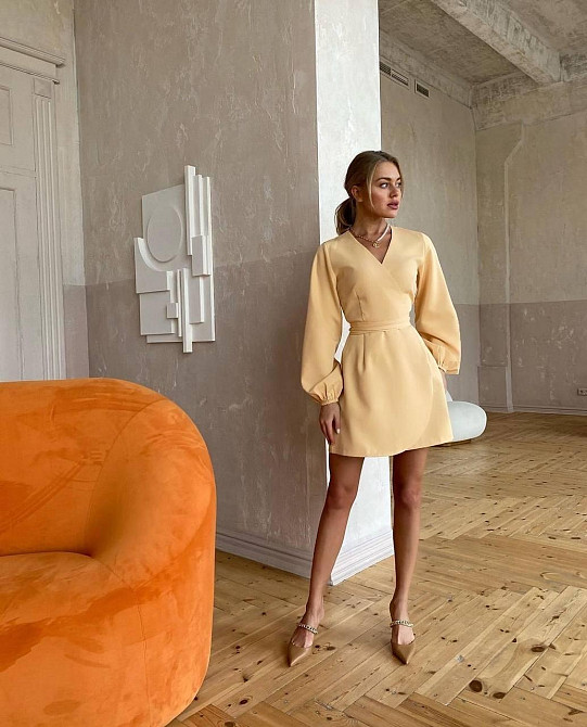 Женское романтичное мини платье на запах костюмка Одесса - изображение 2