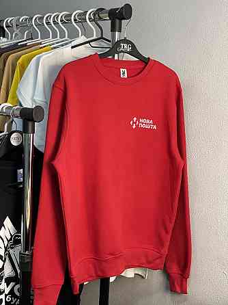 Красный свитшот с логотипом Нова Пошта — корпоративная одежда с принтом Черновцы