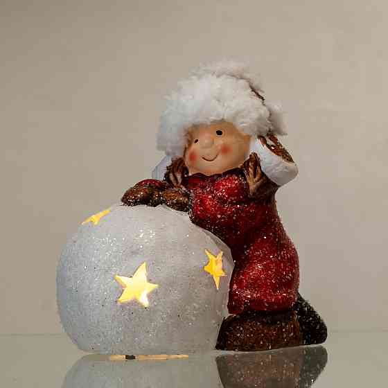 Новорічна фігурка з підсвіткою Дівчинка зі сніговою кулею 12×7×12 (см) Червоний CR-5-11 Коломыя
