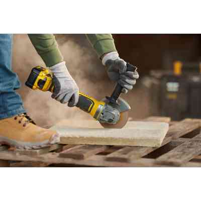 Шлифовальная машина Stanley угловая аккум безщеточная FATMAX,Li-Ion V20, 18В, 2x4Ah, 8000об/мин, 125 мм, кейс (SFMCG700M2K) Винница