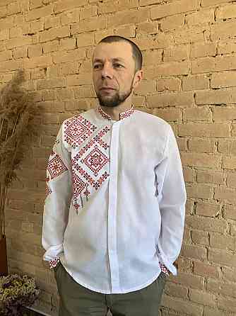 Сучасна біла чоловіча вишиванка на ґудзиках Київ