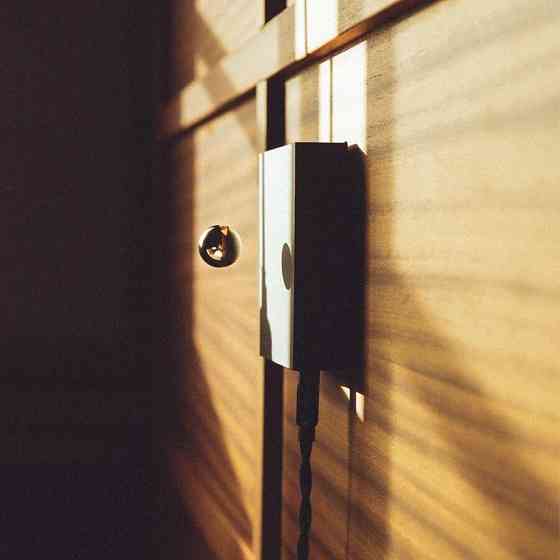 Левитирующий шар FLYTE Buda, белая основа, черный шар Ровно