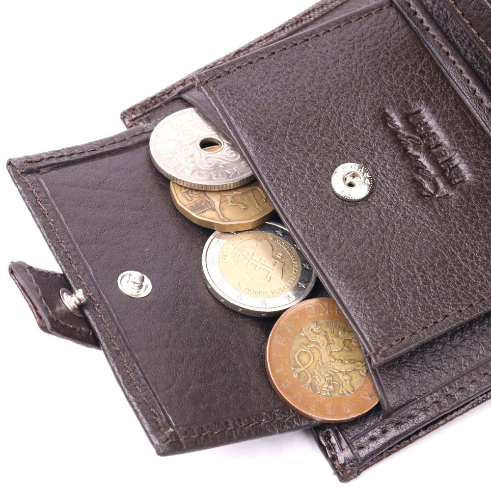 Вместительный вертикальный мужской кошелек из фактурной кожи KARYA 20991 Коричневый Киев - изображение 4