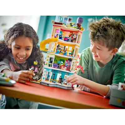 Конструктор LEGO Friends Хартлейк-Сити. Общественный центр 1513 деталей (41748) Винница